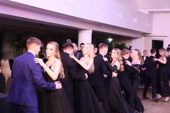 Uczniowie II LO w Wieluniu studniówkę mają już za sobą!